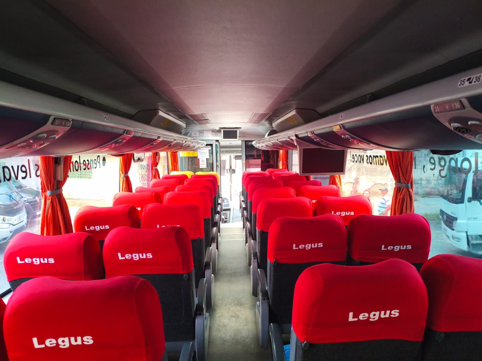 Ônibus Legus Transportes com 46 lugares para passeios escolares confortáveis
